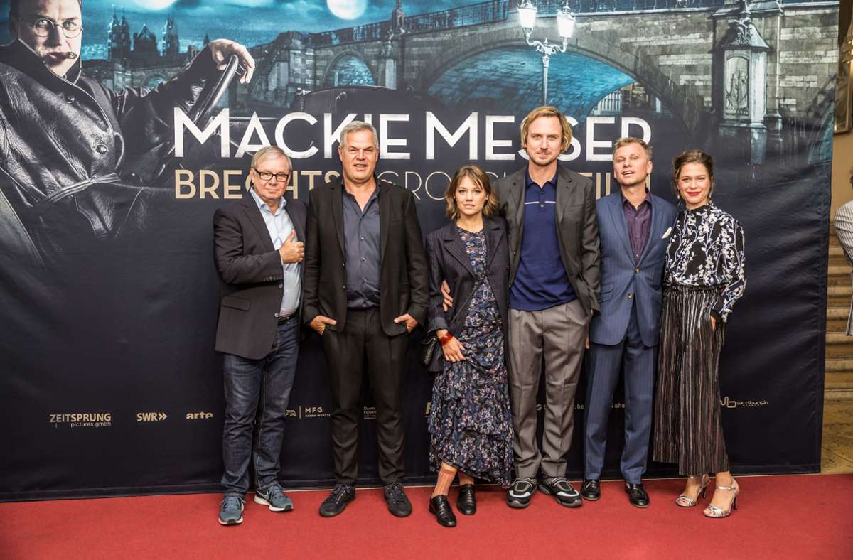 Roter Teppich zur Premiere von „Mackie Messer – Brechts Dreigroschenfilm“ 2018 (v.ln.r.): Joachim Krol, Regisseur Joachim A. Lang, Britta Hammelstein, Lars Eidinger, Robert Stadlober, Meike Droste