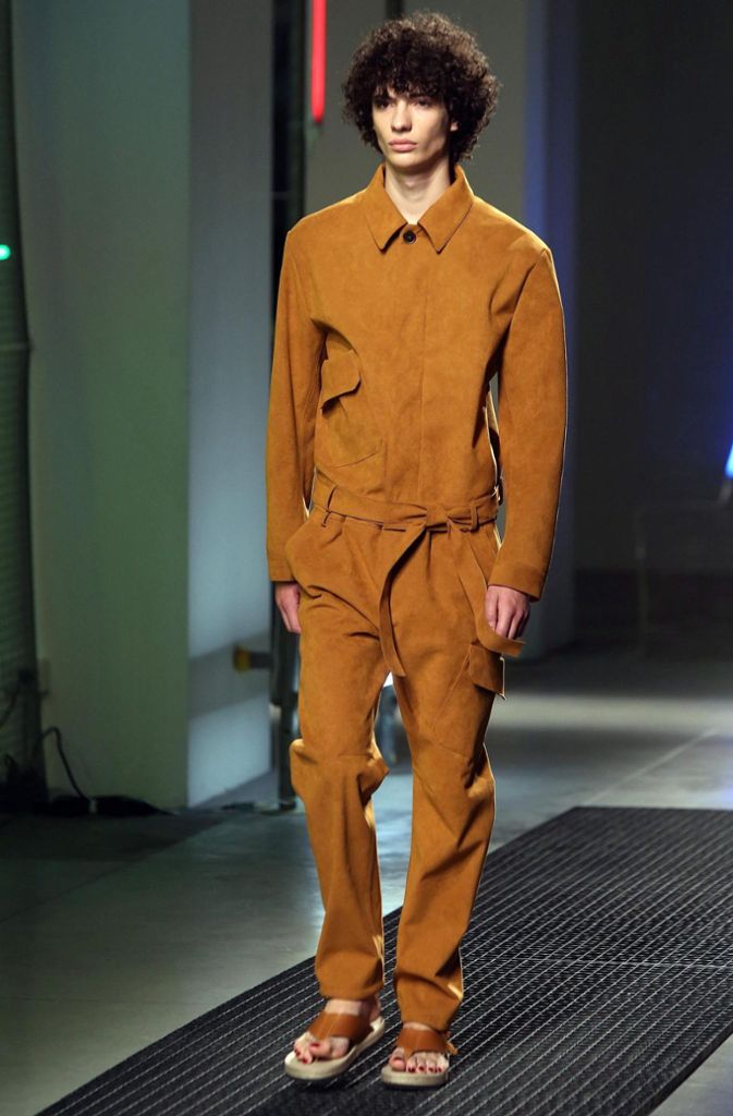 Hemd wie Hose, das ist der Overall: Im Sommer zeigt ein Model die Herrenkollektion von MSGM während der Men’s Fashion Week in Mailand. Das Hemd endet nicht, verwandelt sich in eine Hose. Der Kragen und die Ärmel bleiben aber wie beim Hemd.