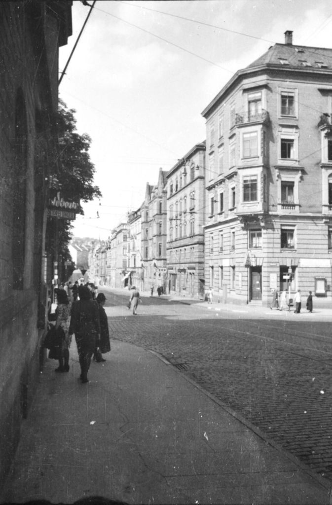 Blick auf die Ecke Schwab-/Bebelstraße, im Eckhaus rechts ist heute die Kneipe „Ackermann’s“.
