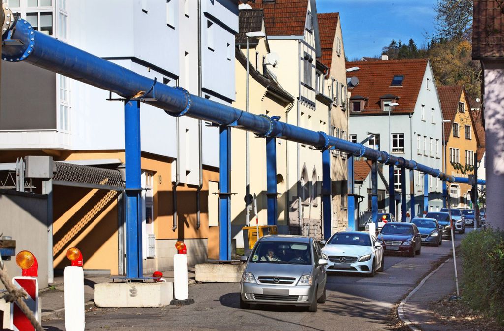 Die oberirdisch geführte Leitung erinnert an die Konstruktion für das Grundwassermanagement der Baustelle für Stuttgart 21.