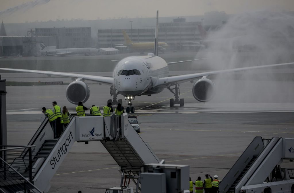 Das derzeit modernste und umweltfreundlichste Langstreckenflugzeug landete gegen 9.45 Uhr auf dem Flughafen und wurde beim Anrollen auf die Parkposition von der Flughafenfeuerwehr mit einem Wassersalut begrüßt.