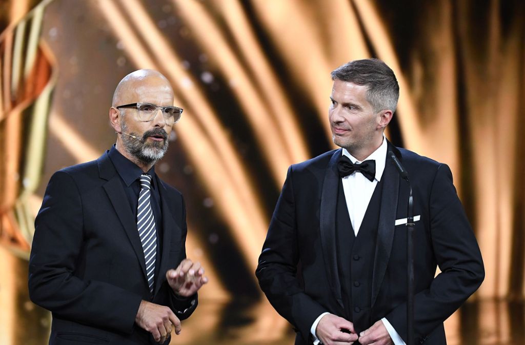 Schauspieler Christoph Maria Herbst (links) übergibt bei der Verleihung des 69. Deutschen Filmpreises „Lola“ den Bernd-Eichinger Preis an den Produzenten Christian Becker.