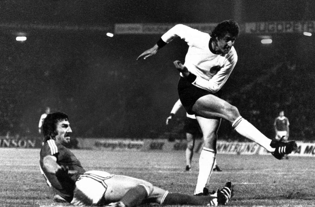 Dieter Müller absolvierte nur zwölf Länderspiele, erzielte dabei aber neun Tore. Seine Sternstunde: Im EM-Halbfinale 1976 gegen Jugoslawien wurde er in der 79. Minute beim Stand von 1:2 eingewechselt und erzielte drei Tore – Endstand 4:2 nach Verlängerung. In der Saison 1981/82 spielte Müller beim VfB (30 Spiele, 14 Tore).