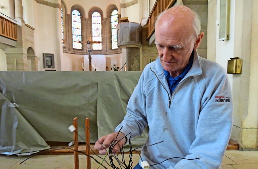 Die Elektriker statten die evangelische Michaelskirche mit neuer Technik aus. Die Anlage verfügt über 900 Programme, von denen gerade einmal vier benutzt werden. Ein paar weitere Eindrücke gibt es in unserer Bildergalerie.