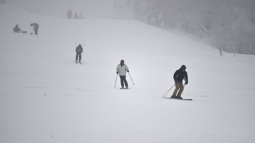 Sturmtief Burglind: Wintersportler sitzen in Gondeln fest