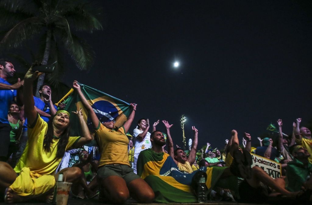 Rousseffs persönlicher Kabinettschef Jaques Wagner meinte, mit dem Votum würden „30 Jahre Demokratie unterbrochen“. „Das ist ein trauriges Kapitel“. Bis Oktober kann Rousseff endgültig vom Amt enthoben werden. Die meisten Menschen in Brasilien hoffen darauf.