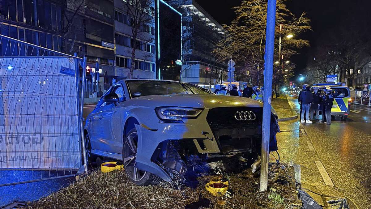  Vermutlich weil er zu schnell war, hat ein Fahrer die Kontrolle über einen PS-starken Audi verloren. Die Polizei kennt noch nicht alle Details der Unfallfahrt. 