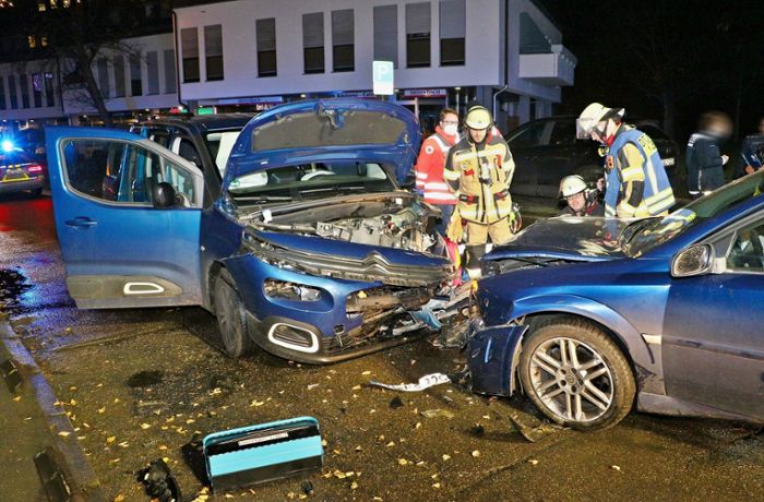Unfall in Ditzingen: Autos prallen frontal zusammen