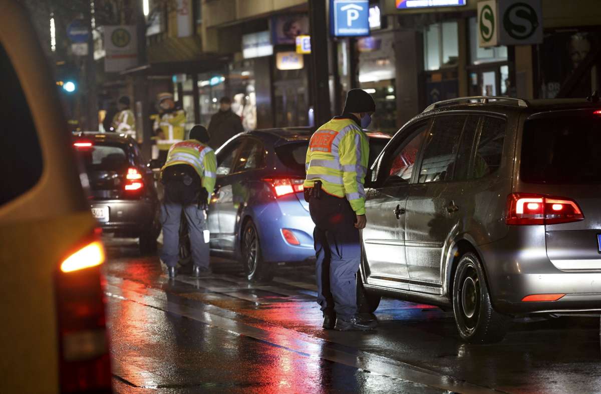 Polizeibeamte kontrollieren Autofahrer, die nach 20 Uhr unterwegs sind.