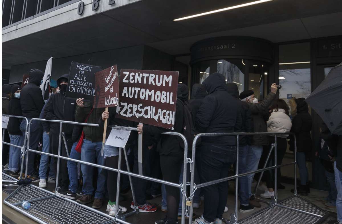 In der Überzahl: Unterstützer der Angeklagten vor dem Landgericht Foto: Lichtgut/Julian Rettig