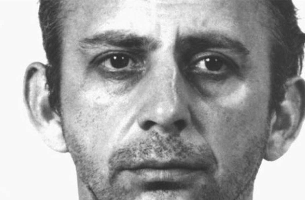 Joachim Kroll (1933-1991): Von Duisburg aus ermordete der Serienmörder und Sexualstraftäter zwischen acht und 14 Menschen und verzehrte sie teilweise. Der als „Ruhrkannibale“ bekannt gewordene Toilettenreiniger wurde 1976 gefasst. 1991 starb Kroll in der JVA Rheinbach an einem Herzinfarkt.