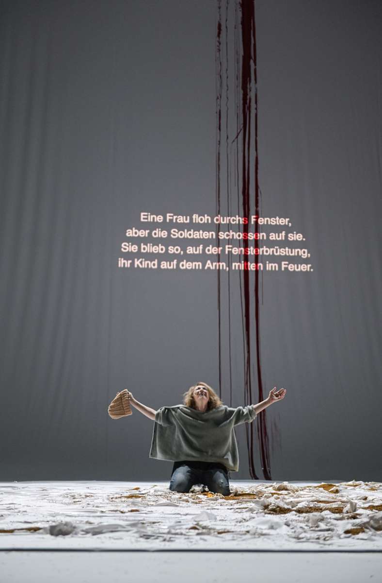 Die Erlebnisse haben eine traumatische Wirkung auf Nawal (Evgenia Dodina). Szene aus „Verbrennungen“ von Wajdi Mouawad im Schauspielhaus Stuttgart (Premiere: 5. Februar 2022) in der Inszenierung von Burkhard C. Kosminski.