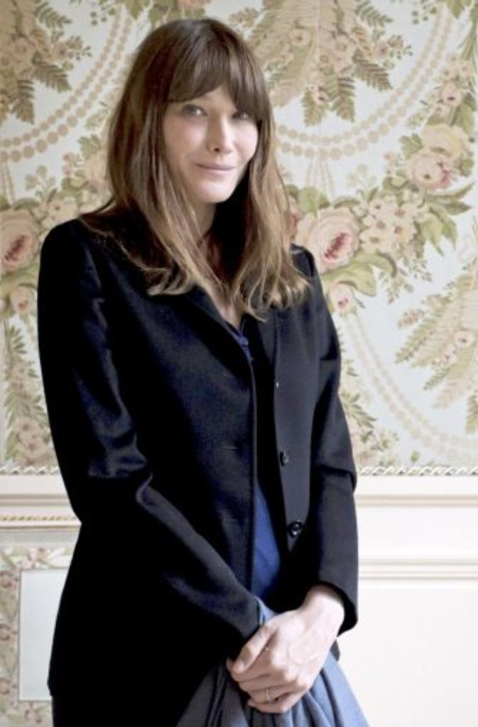 Frankreichs Première Dame macht aus ihrer Schwangerschaft ein großes Geheimnis - wahrscheinlich möchte Bruni-Sarkozy, die mit 43 Jahren zu den Spätgebärenden gehört, erst ganz auf Nummer sicher gehen.