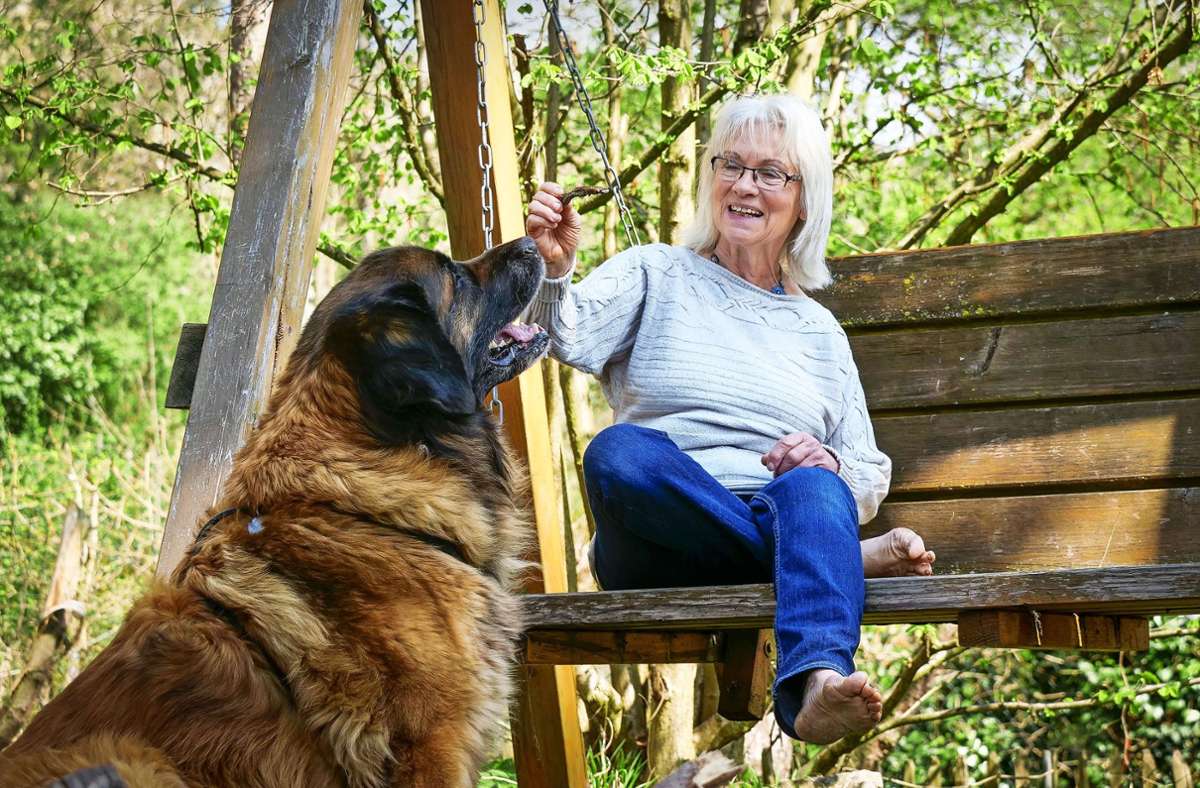 Hannelore Oetinger mit ihrem Hund Bruno: Die 73-Jährige lebt in einem Haus mit großem Garten, direkt am Neckar.