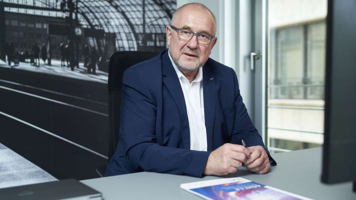  Nach dem neuen Angebot der Bahn an die Lokführergewerkschaft GDL sieht der Chef der Konkurrenzgewerkschaft EVG, Klaus-Dieter Hommel, die Chance auf eine baldige Einigung. Dem GDL-Chef Weselsky macht er aber massivste Vorwürfe. 