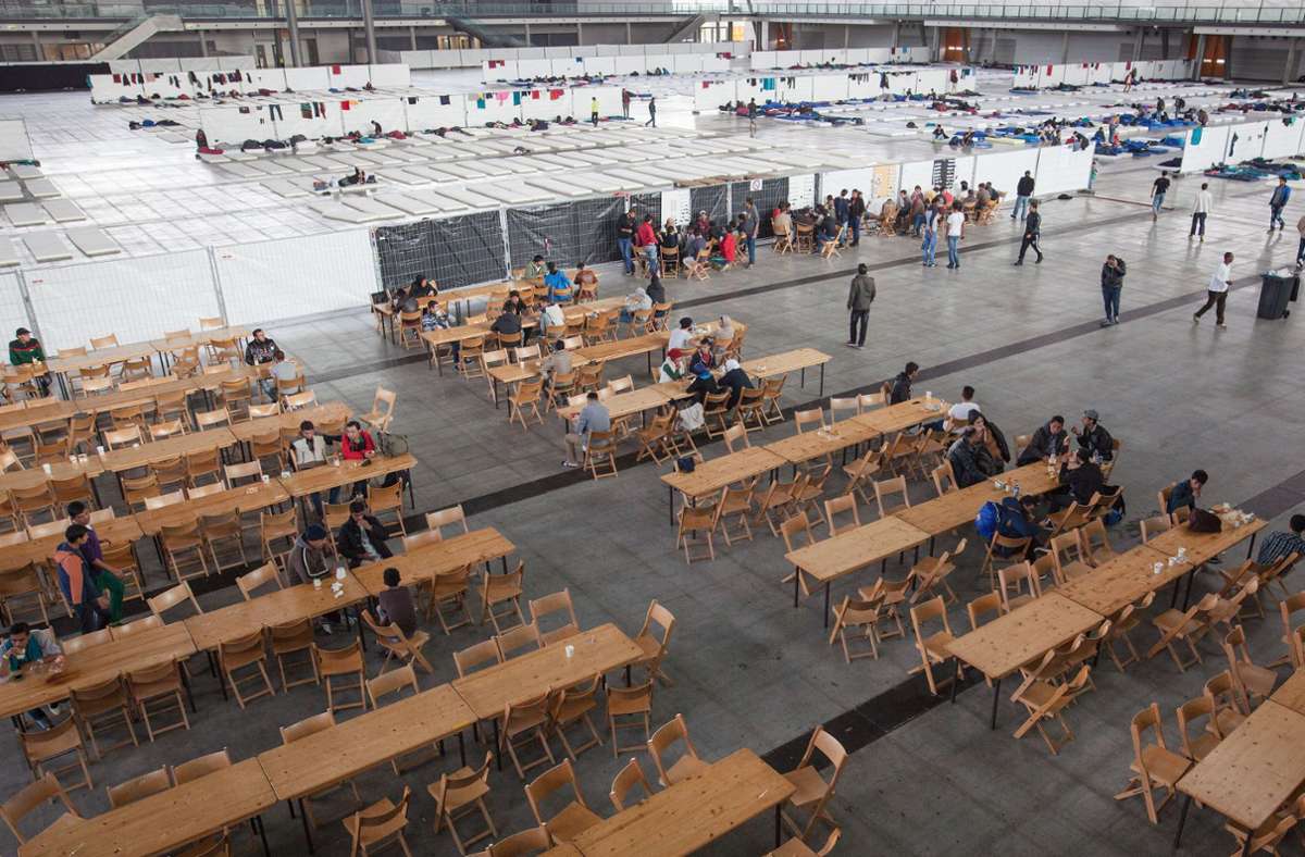 Bereits bei der Flüchtlingswelle  2015 wurde eine Halle der Landesmesse  als Unterkunft genutzt. Foto: dpa/Christoph Schmidt