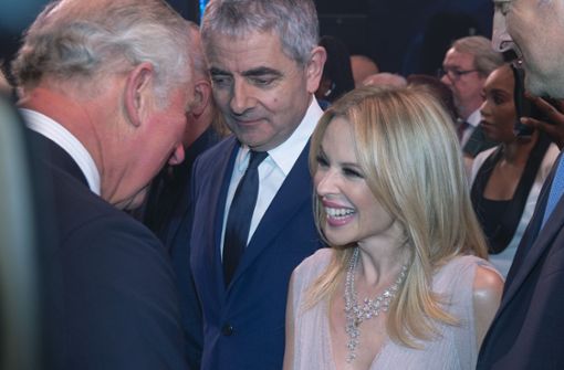 Glückwünsche für einen Thronfolger: Kylie Minogue und Rowan Atkinson gratulieren Prinz Charles zum Geburtstag. Foto: Getty Images Europe