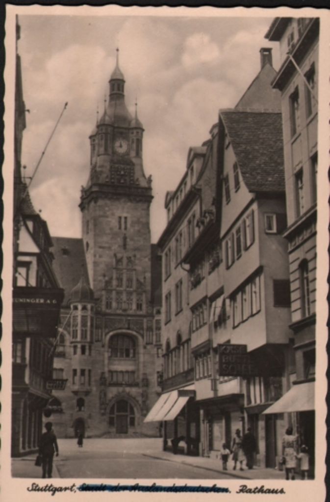 Der Blick durch die Marktstraße auf den Sitz des Bürgermeisters, links ist das damalige Geschäft von Breuninger zu sehen. Das Stammhaus befindet sich seit 1881 an dieser Stelle.