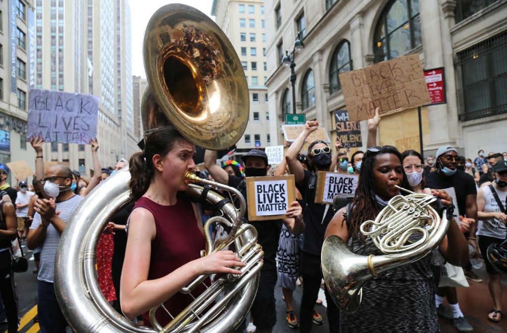 Demonstrantinnen protestieren teils auch musikalisch – hier in New York City.