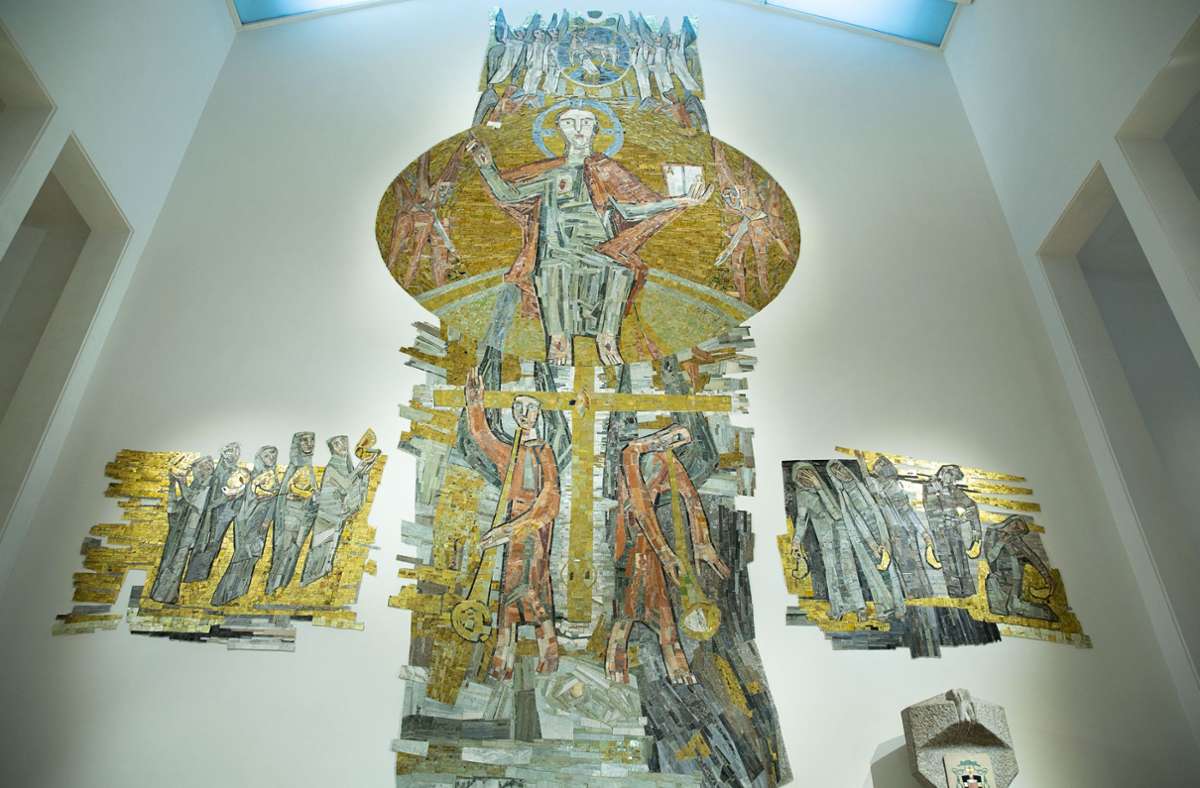 Das Mosaik des Künstlers Otto Habel von 1961 im Altarraum wurde Mosaikstein für Mosaikstein geputzt.
