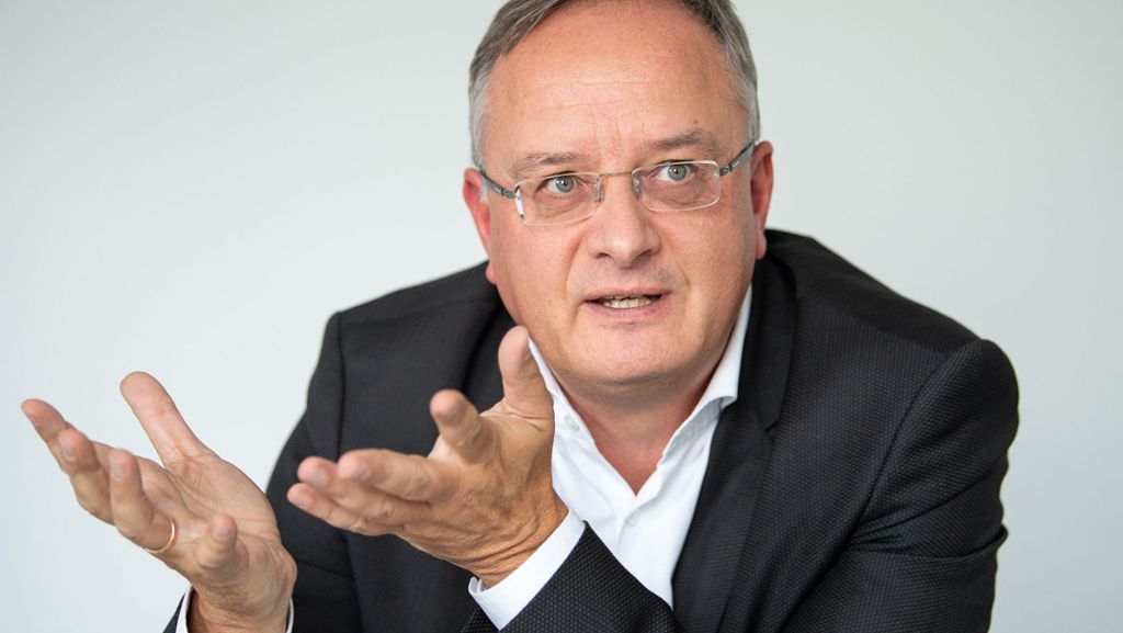  Im Streit um eine Kaufprämie für Neufahrzeuge geht der Riss mitten durch die Parteien. Bei der SPD stellt sich Baden-Württembergs Fraktionschef Andreas Stoch gegen die Bundesspitze in Berlin. Er will auch Verbrenner gefördert sehen. 