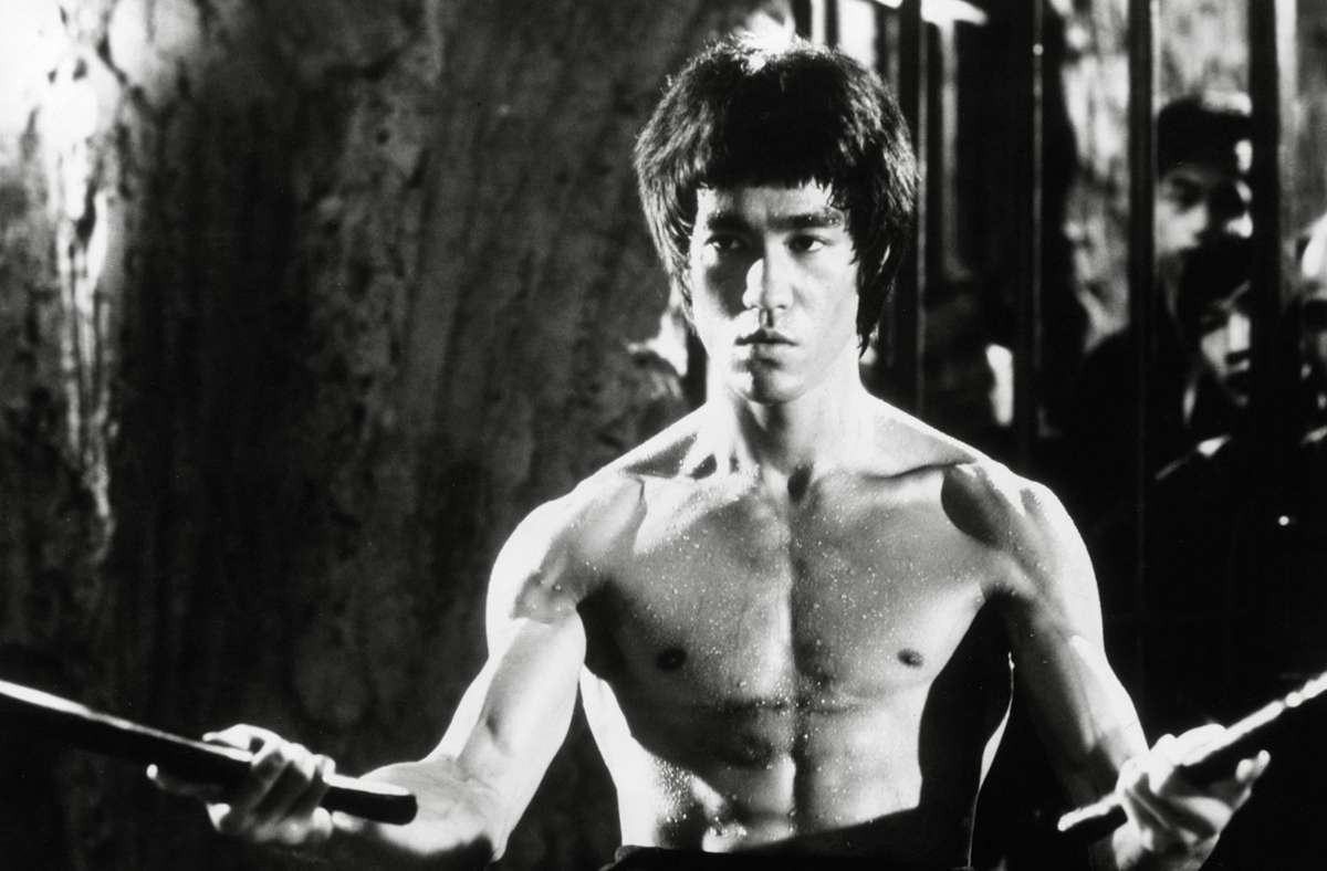 Bruce Lee mit Nunchakus in „Der Mann mit der Todeskralle („Enter the Dragon“, 1973)