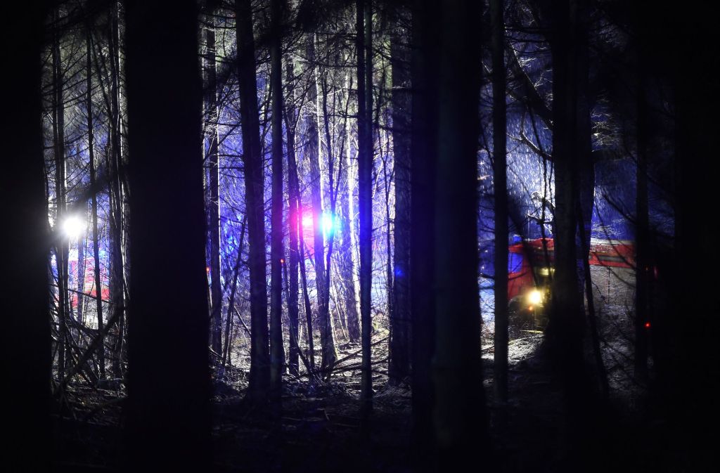 Das Kleinflugzeug stürzte in einem schwer zugänglichen Wald im baden-württembergischen Ravensburg ab.