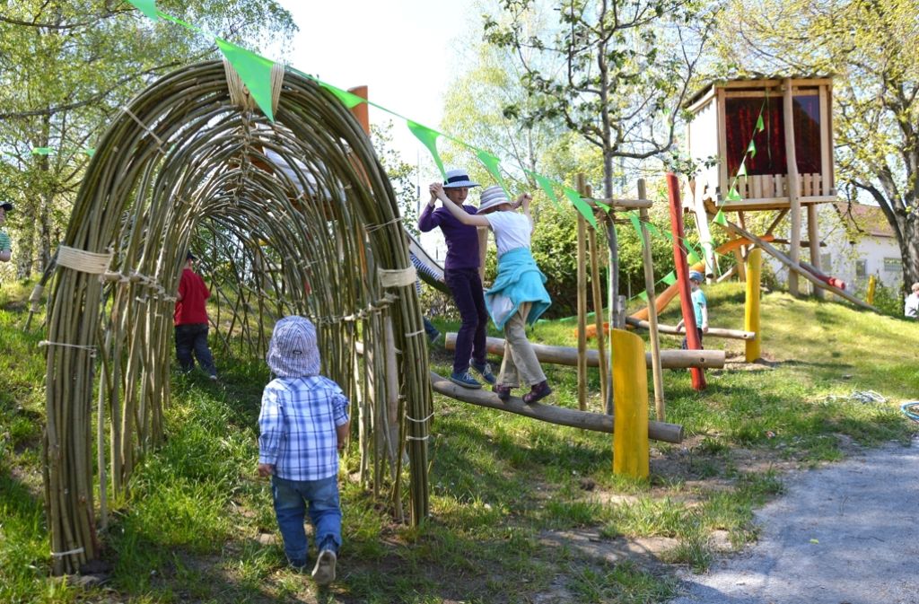 Für die ganz Kleinen hat der Kukuk Kultur Verein eine Abenteuerlandschaft aus Holz gebaut – natürlich haben auch die Zwerge beim Bau mitgeholfen.