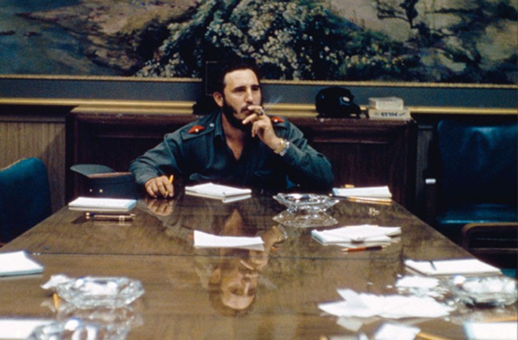 Das schön gewählte Cover des Bildbands „Kuba 1959“: Fidel Castro in den frisch eroberten Hallen der Macht.