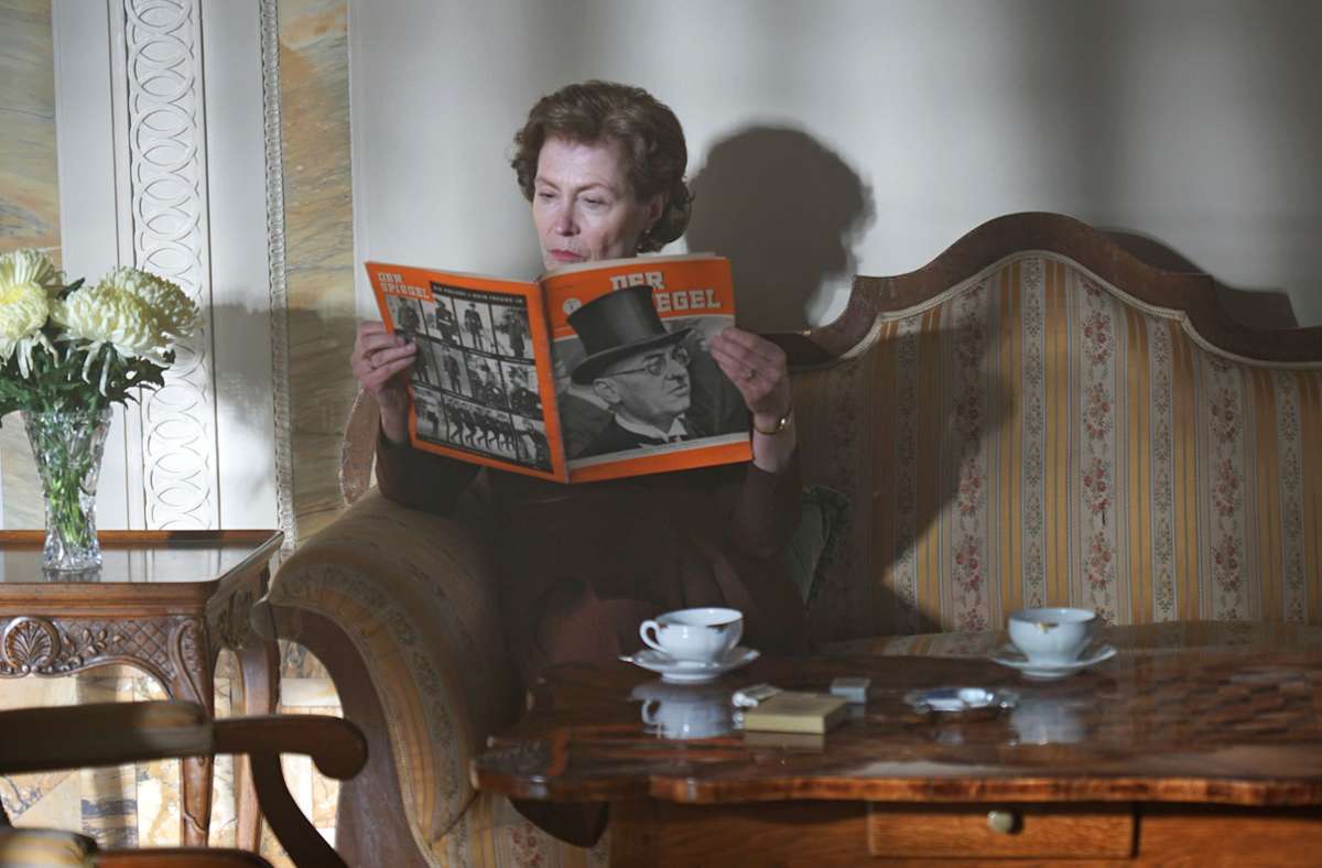 Maria Wohleb (Babett Arens) liest im Original „Spiegel“ über ihren Mann.