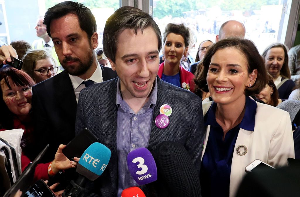 Simon Harris (Mitte), Minister für Gesundheit in Irland, spricht zwischen Kate O’Connel (rechts) von der Partei Fine Gael und Eoghan Murphy, Minister für Wohnen, im Auszählungszentrum im Gebäude der Royal Dublin Society während der Auszählung der Stimmen zur Presse.