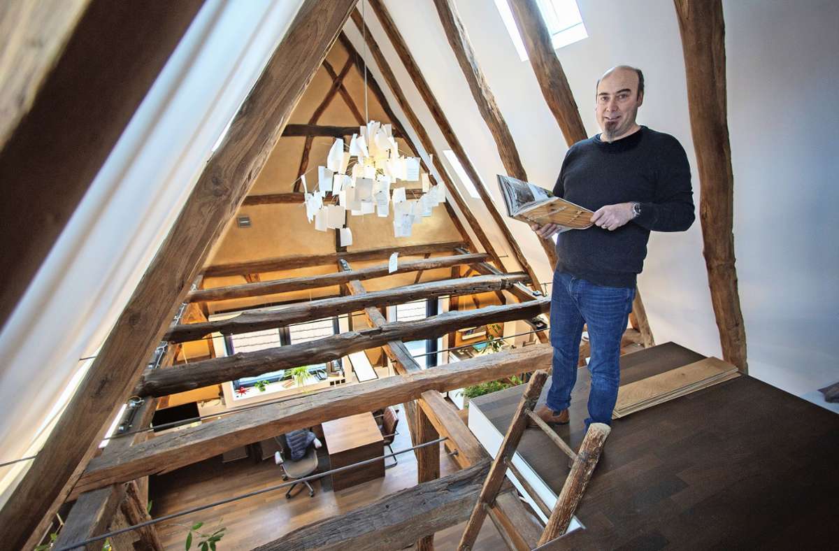 Martin Schweizer in seinem Büro. Das imposante Fachwerkgebälk der alten Scheune verleiht dem Raum besonderes Flair. Foto: Ines Rudel