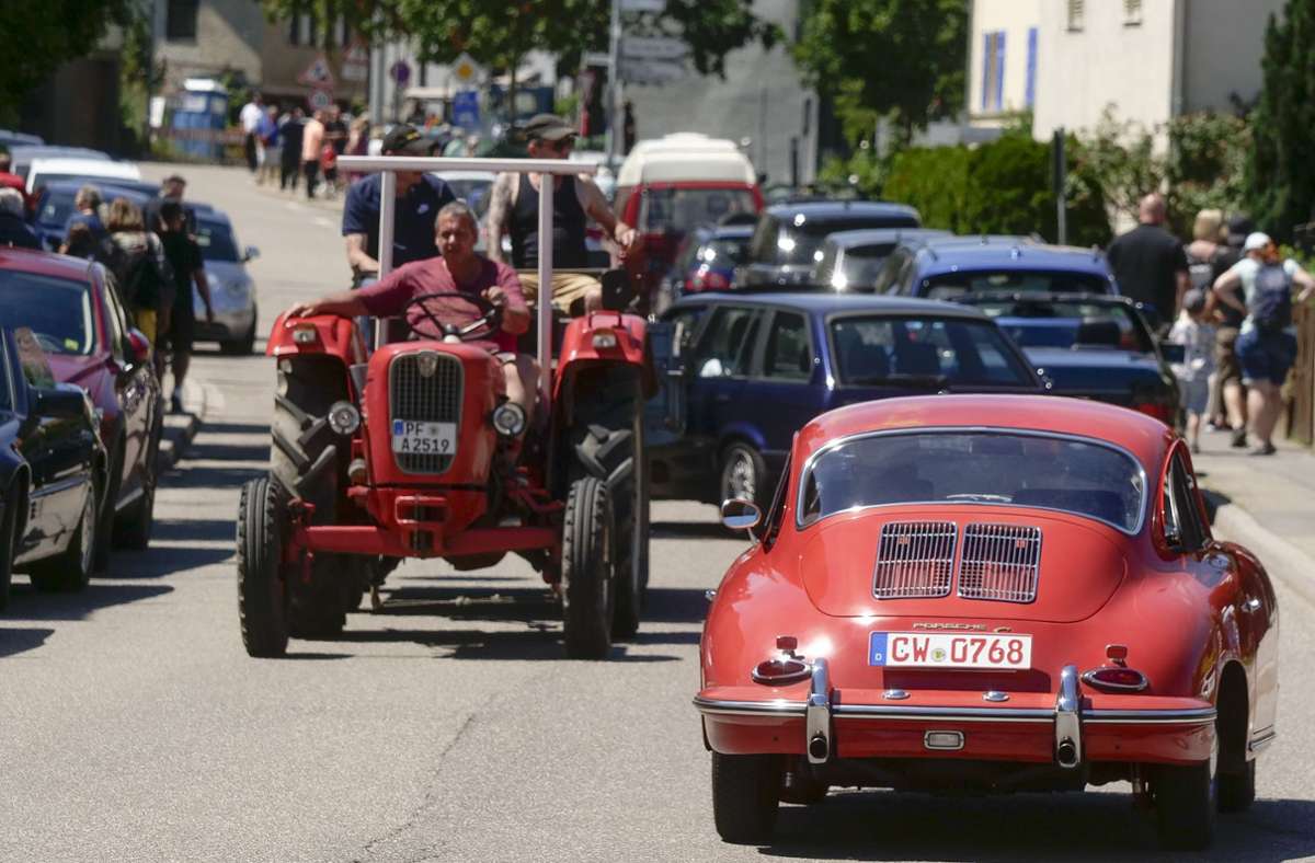 Traktoren und historische Autos säumen die Straßen in Weissach.