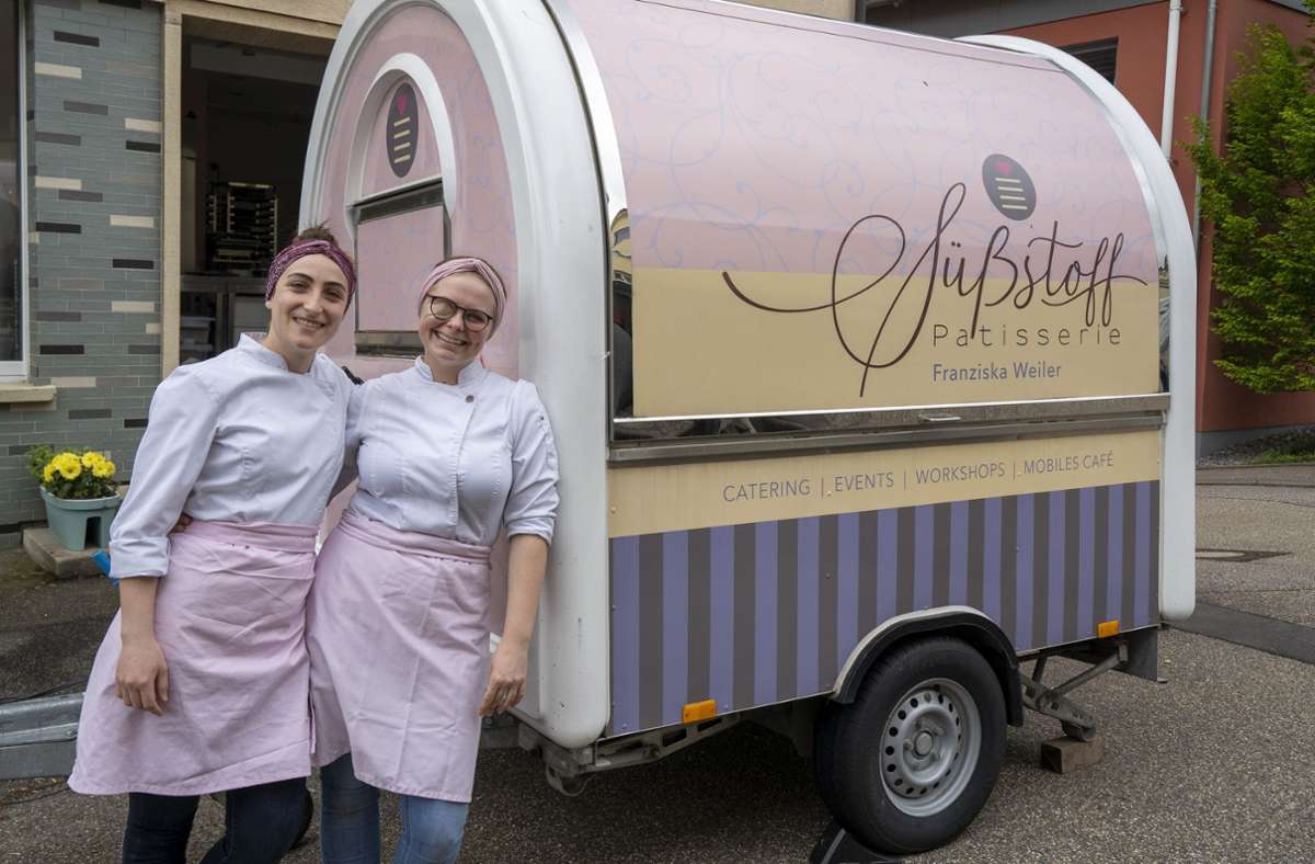 Mit ihrem rosa Foodtrailer „Babsi“ verkauft Franziska Weiler ihre Törtchen im Heckengäu und der Umgebung. Die Patisserie Süßstoff bildet auch aus: Aktuell lernt Lea Hohwieler (links) dort die Kunst des Backens.