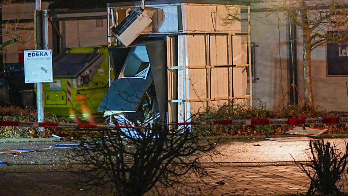 Vorfall in Kirchheim/Teck: Unbekannte sprengen Geldautomaten auf Supermarkt-Parkplatz