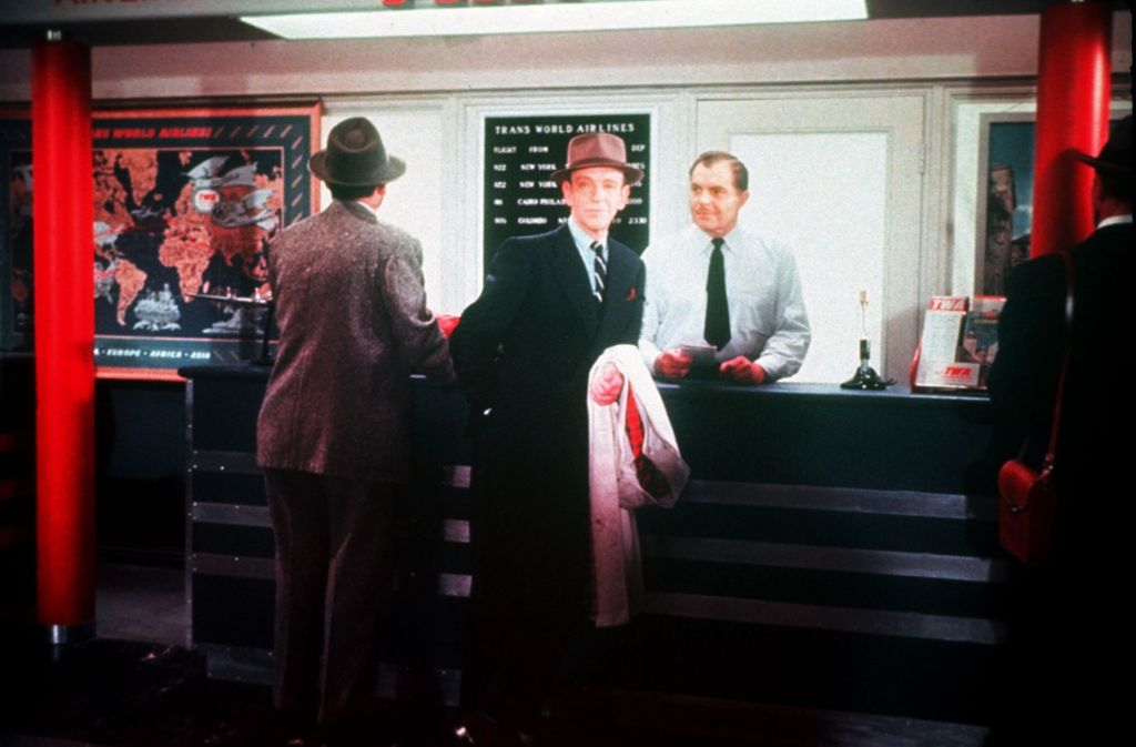 Dick Avery (Fred Astaire) versteht nicht recht, wie: Es hat schon wieder Streit gegeben.