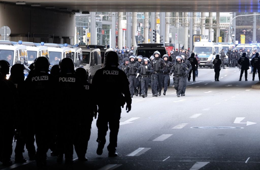 Die Polizei war mit einem Großaufgebot vor Ort. Foto: dpa/Sebastian Willnow