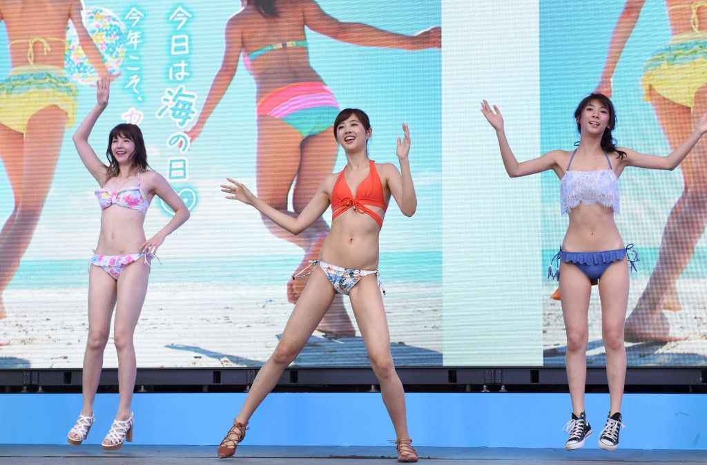Bei einem Flashmob und einer Tanzvorführung hüpften die Models in Straßenschuhen und Bikinis über die Bühne.