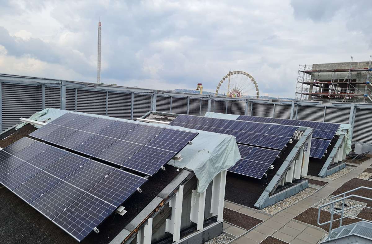Auf dem Dach des Sportbads befindet sich eine riesige Fotovoltaik-Anlage.
