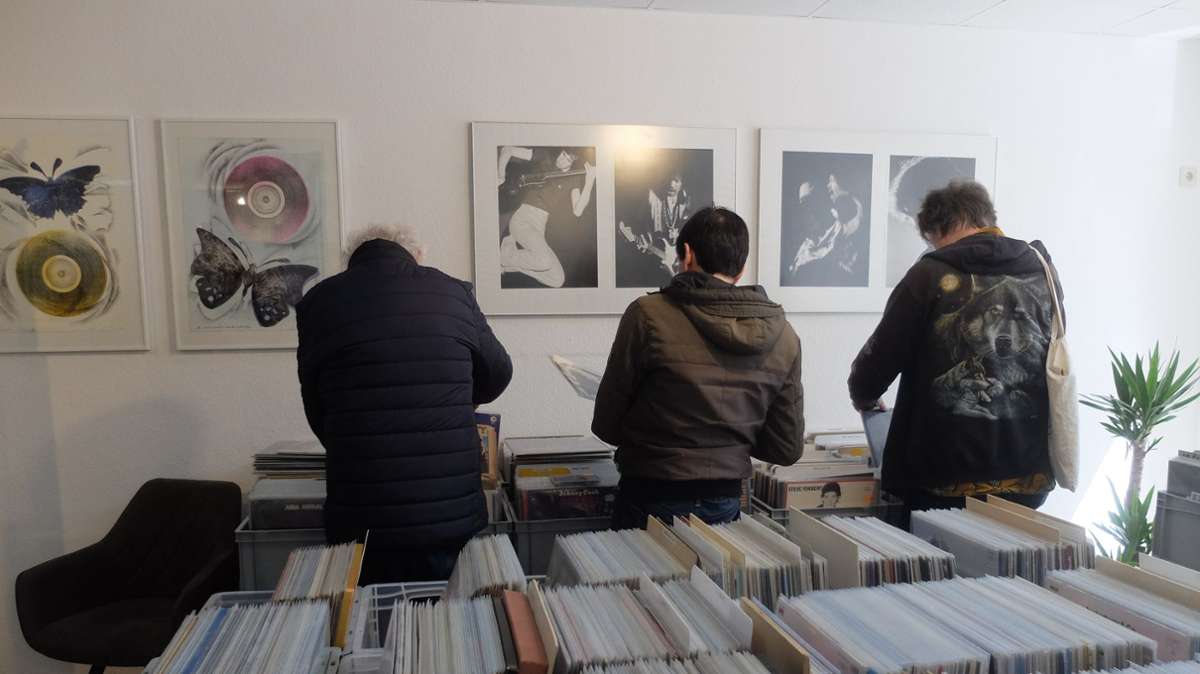 Eifrig suchen Schallplatten-Fans nach ihrer Vorliebe in Vinyl im neuen Geschäft.