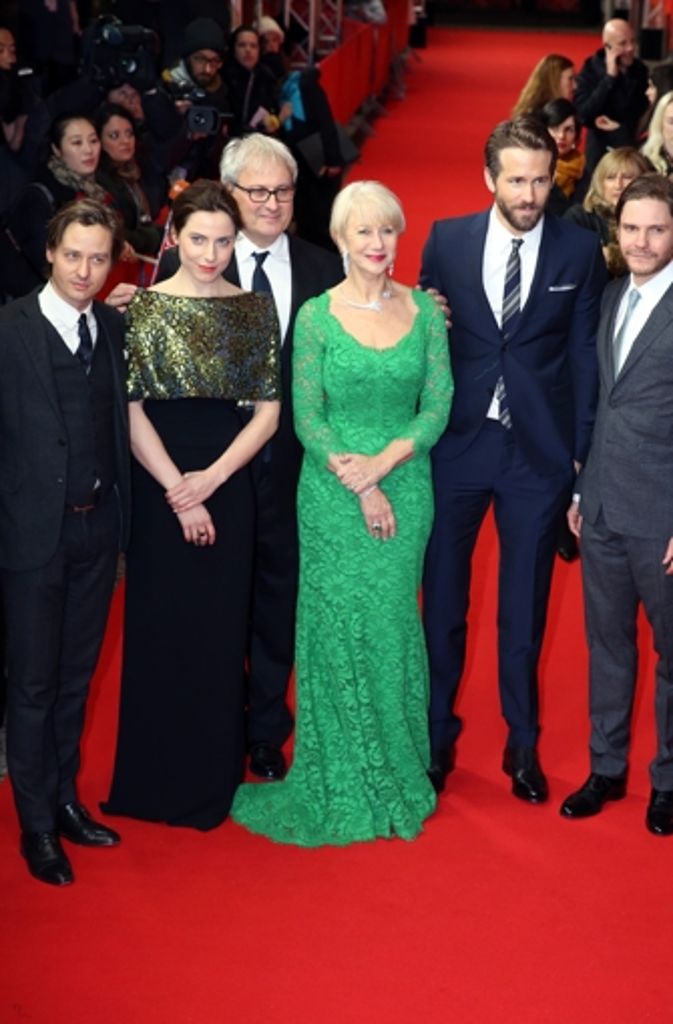 Großes Staraufgebot bei der Berlinale: Helen Mirren in Grün umrahmt von Männern wie Ryan Reynolds und Daniel Brühl.