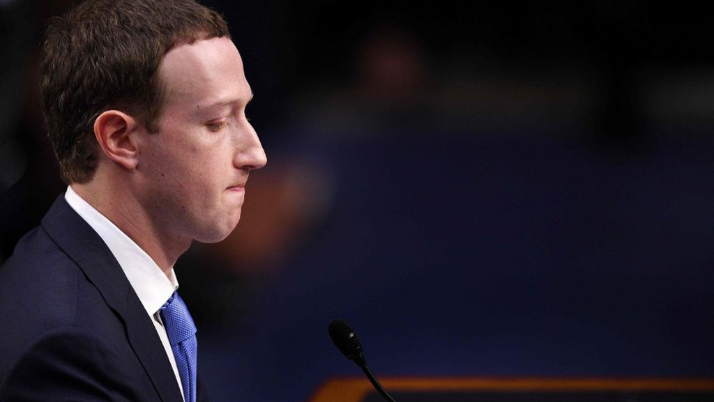  Im Facebook-Datenskandal wird Mark Zuckerberg von US-Senatoren gegrillt, die nicht immer Ahnung zu haben scheinen, wie das Internet funktioniert. Er entschuldigt sich abermals - und lässt einige Überraschungen raus. 