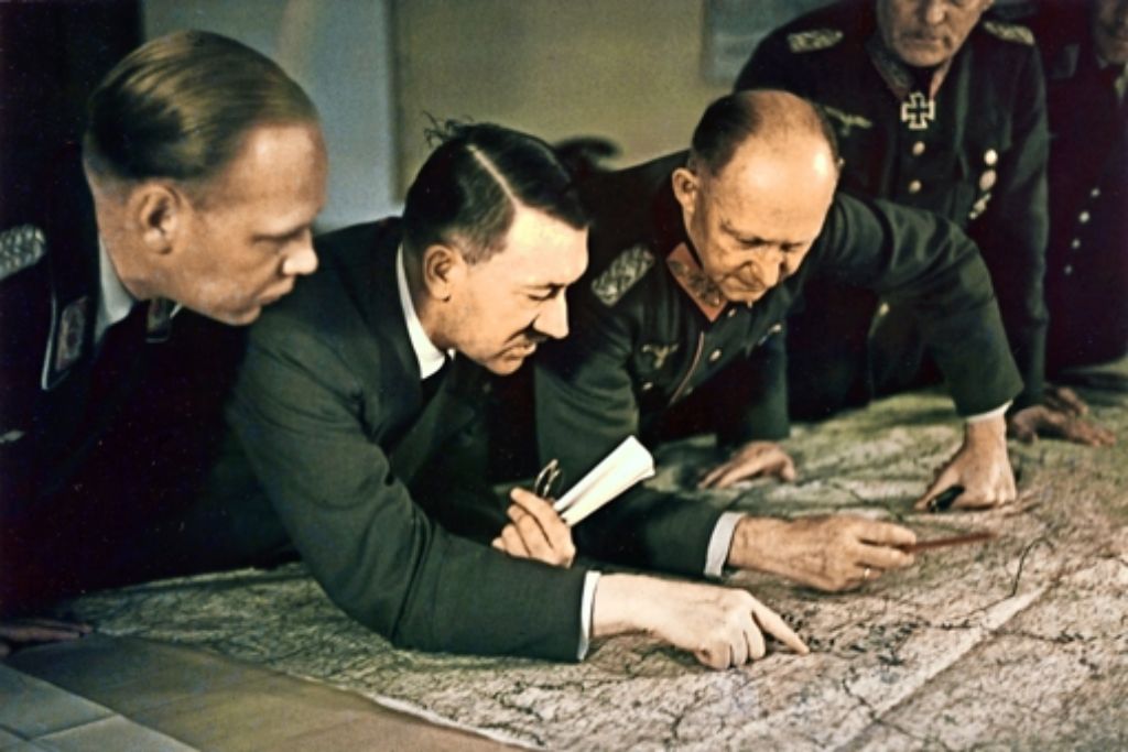 Die Lagebesprechungen wurden zum letzten Reservat des politischen Aufführungskünstlers Hitler. Foto: dpa, Ullstein Bild