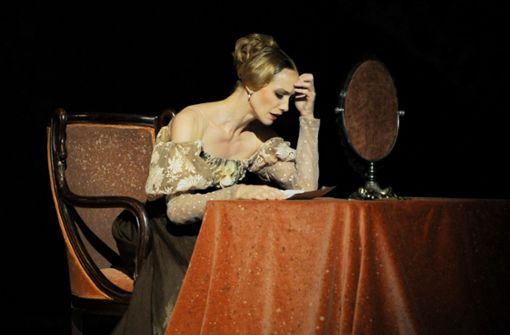 Alicia Amatriain in einer ihrer großen Rollen: Als Tatjana hadert sie am Ende von „Onegin“ mit ihren Gefühlen. Foto: Stuttgarter Ballett/SB