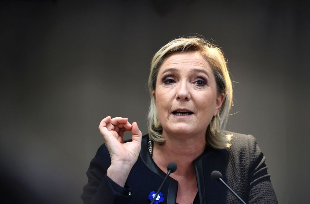 Die rechtspopulistische französische Politikerin Marine Le Pen hat noch vor Bekanntgabe des Endergebnisses Donald Trump zum Sieg bei der US-Präsidentenwahl gratuliert. In einem Tweet drückte die Vorsitzende der einwanderungsfeindlichen Front National, die selbst bei der französischen Präsidentenwahl 2017 antreten will, ihre Unterstützung am frühen Mittwochmorgen aus.
