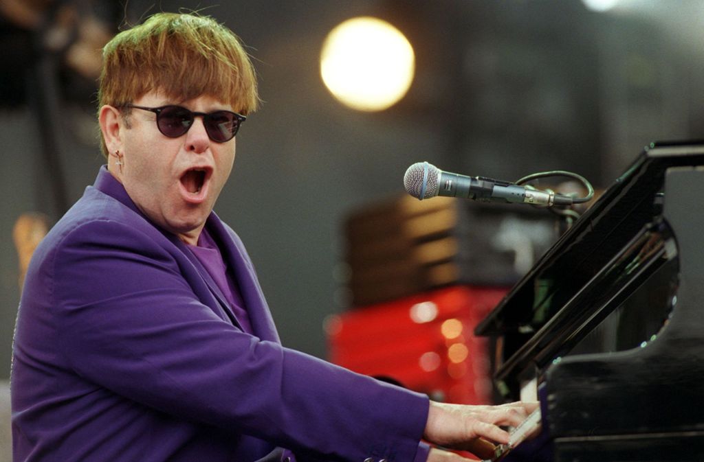 Er verließ die Schule mit 17, um eine Band zu gründen, und nahm den Namen Elton Hercules John an. Sein Traum ging in Erfüllung: In den 1970er Jahren erntete er höchsten Ruhm für seine perfekt arrangierten Melodien.