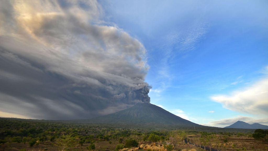 Höchste Vulkan-Warnstufe: Zehntausende Reisende sitzen auf Bali fest