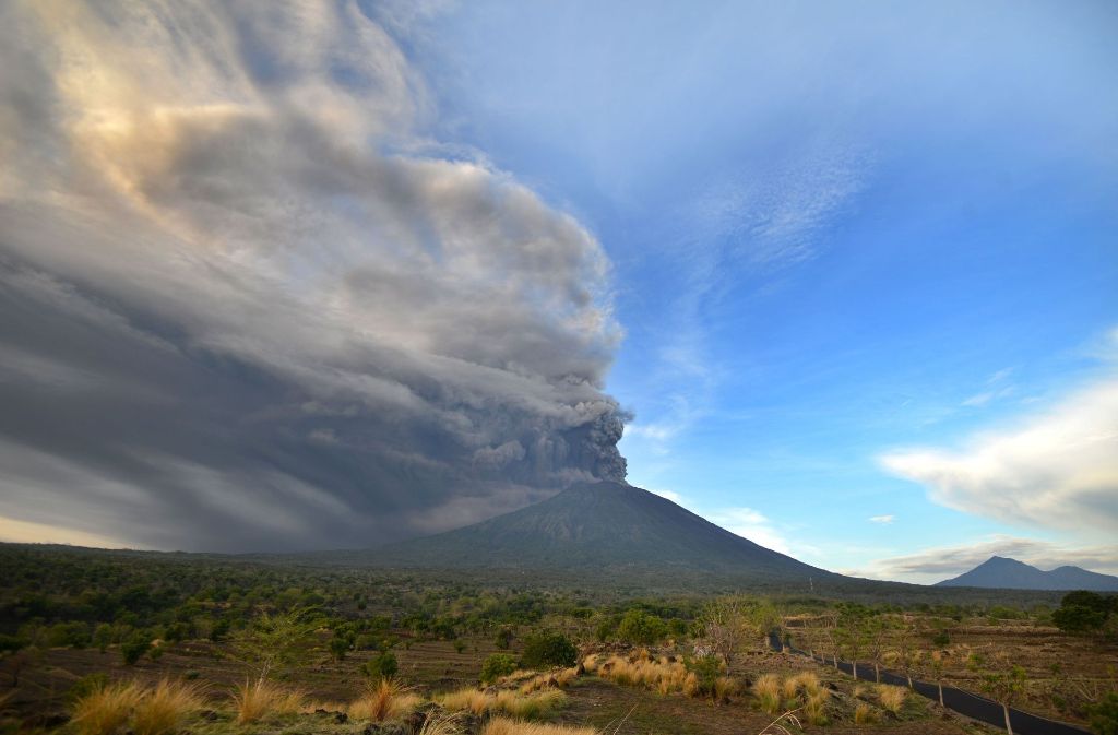 Behörden ordneten am Montag eine Evakuierung des Gebiets im Umkreis von zehn Kilometern um den Vulkan an.