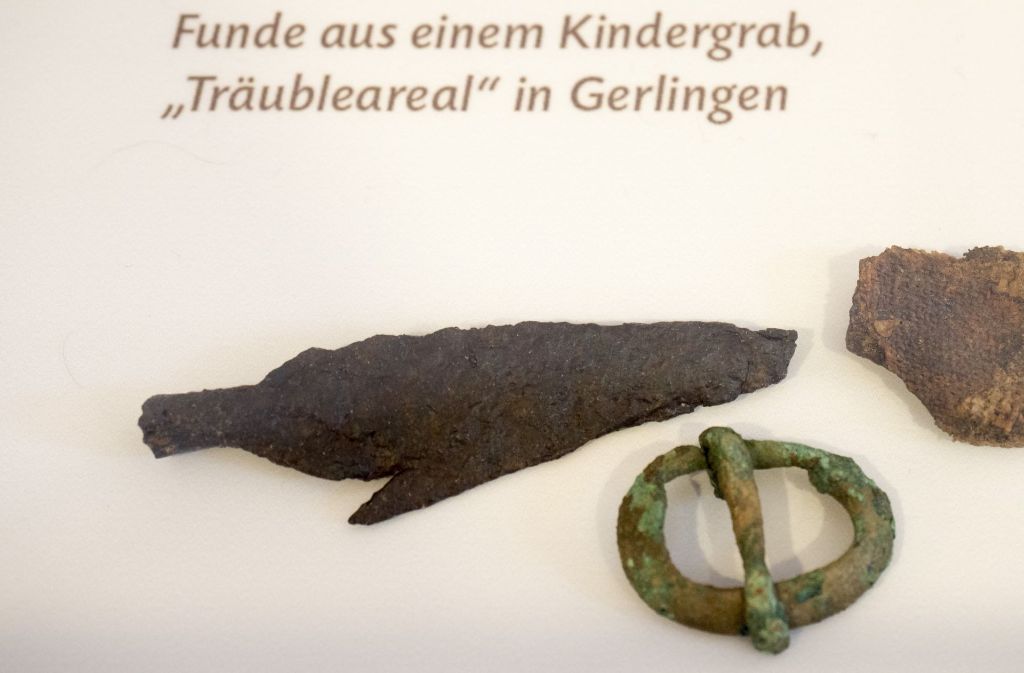 Jüngster Fund von 2011: Gewandspangen und andere Gegenstände aus einem Kindergrab.