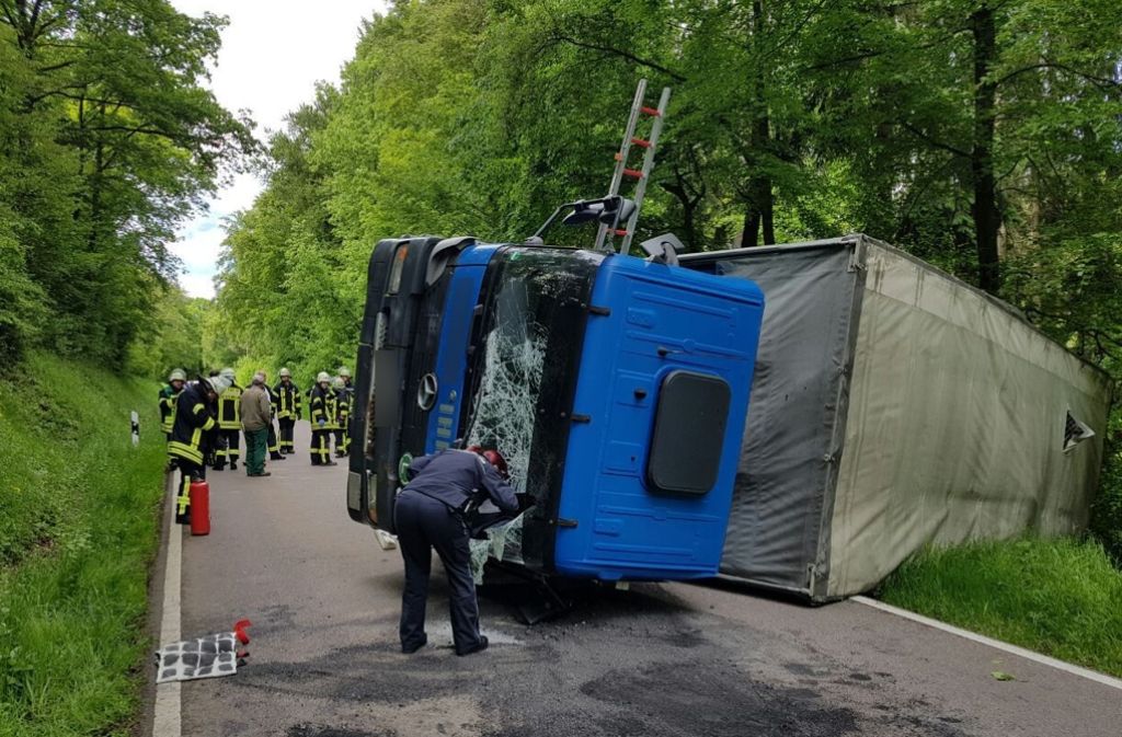 Bei einem Unfall in Sachsenheim ist am Donnerstag ein Lkw umgekippt.